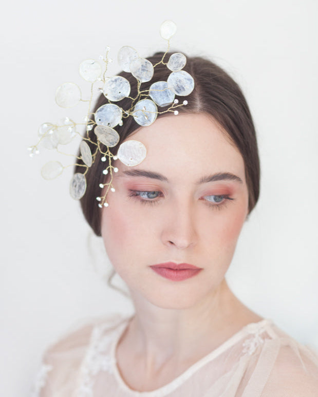 Fermaglio fatto a mano ispirato alla lunaria, ideale per un look sofisticato e floreale.