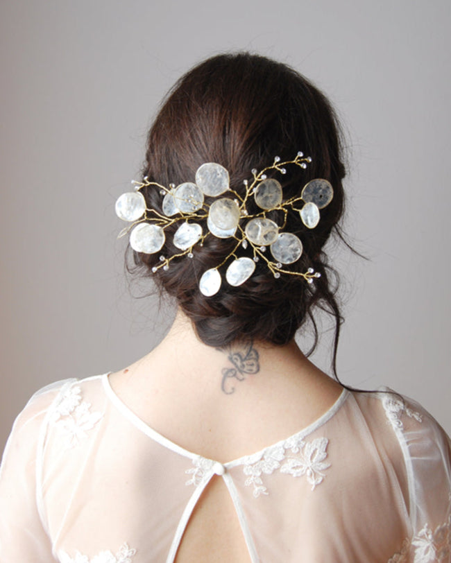 Fermaglio sposa artigianale con elementi ispirati alla lunaria e riflessi madreperlati.