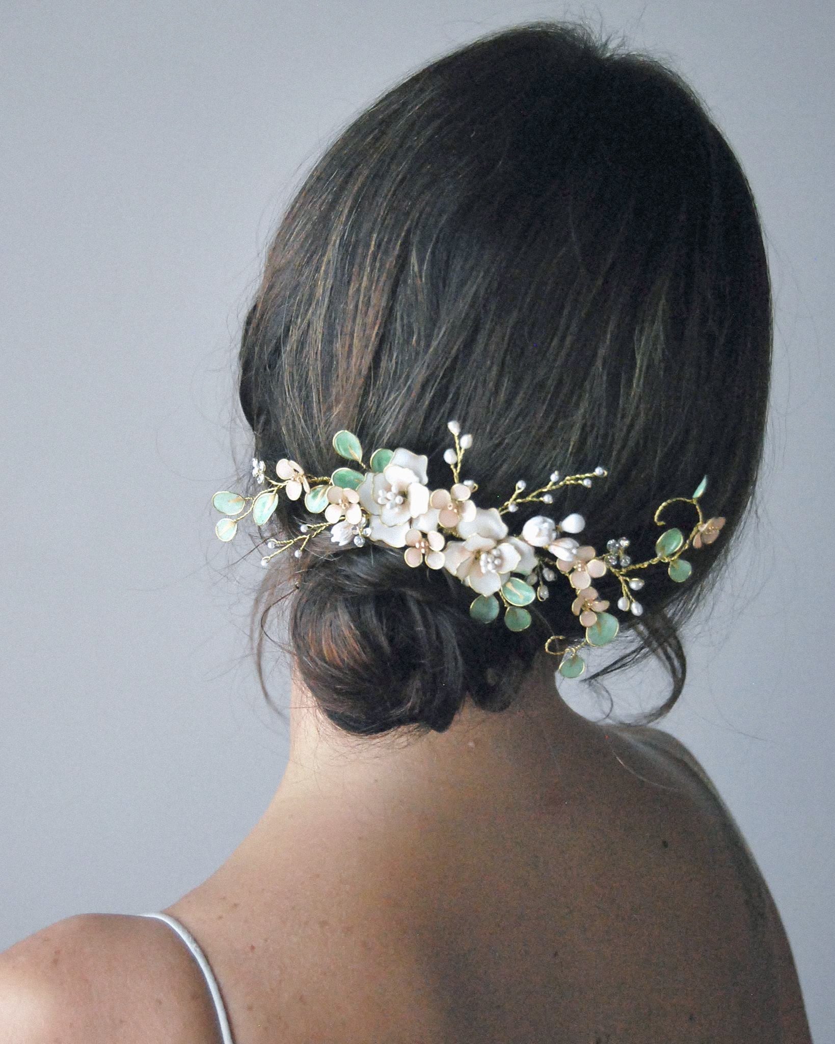 Fermaglio con fiori bianchi ed eucalipto, perfetto per look rustici ed eleganti.