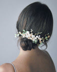 Fermaglio con fiori bianchi ed eucalipto, perfetto per look rustici ed eleganti.
