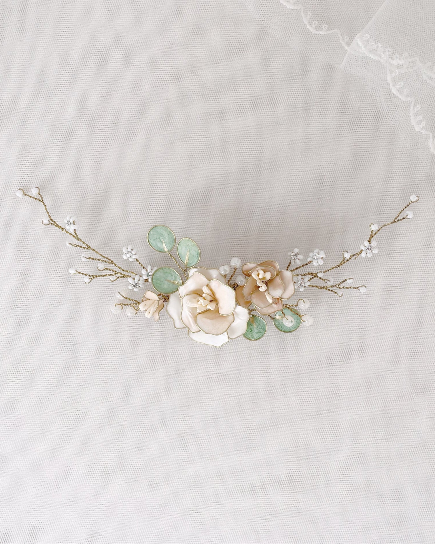 Fermaglio sposa con peonie ed eucalipto, perfetto per look naturali e country chic.