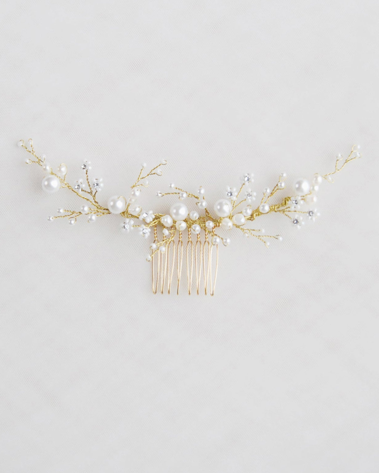 Fermaglio elegante con perle giapponesi, per un look sposa raffinato e naturale.