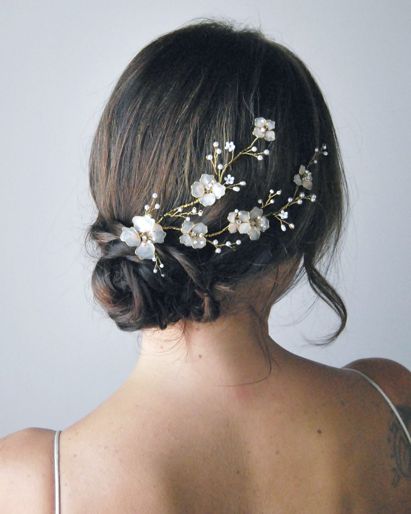 Fermaglio floreale ispirato al ramo di ciliegio, ideale per un tocco poetico tra i capelli.