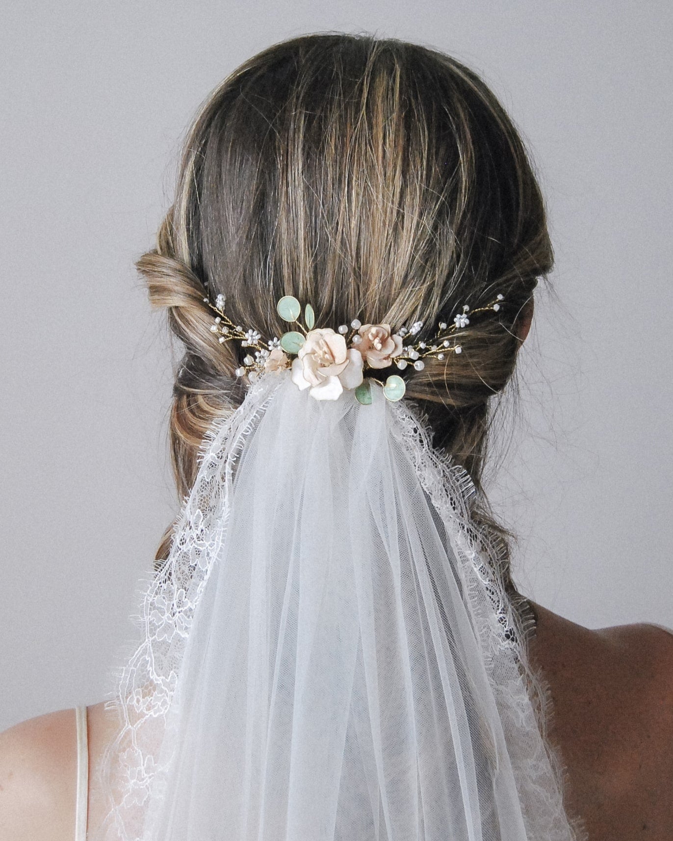 Fermaglio in stile naturale con peonie e accenti verdi, ideale per spose all’aria aperta.