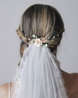 Fermaglio in stile naturale con peonie e accenti verdi, ideale per spose all’aria aperta.