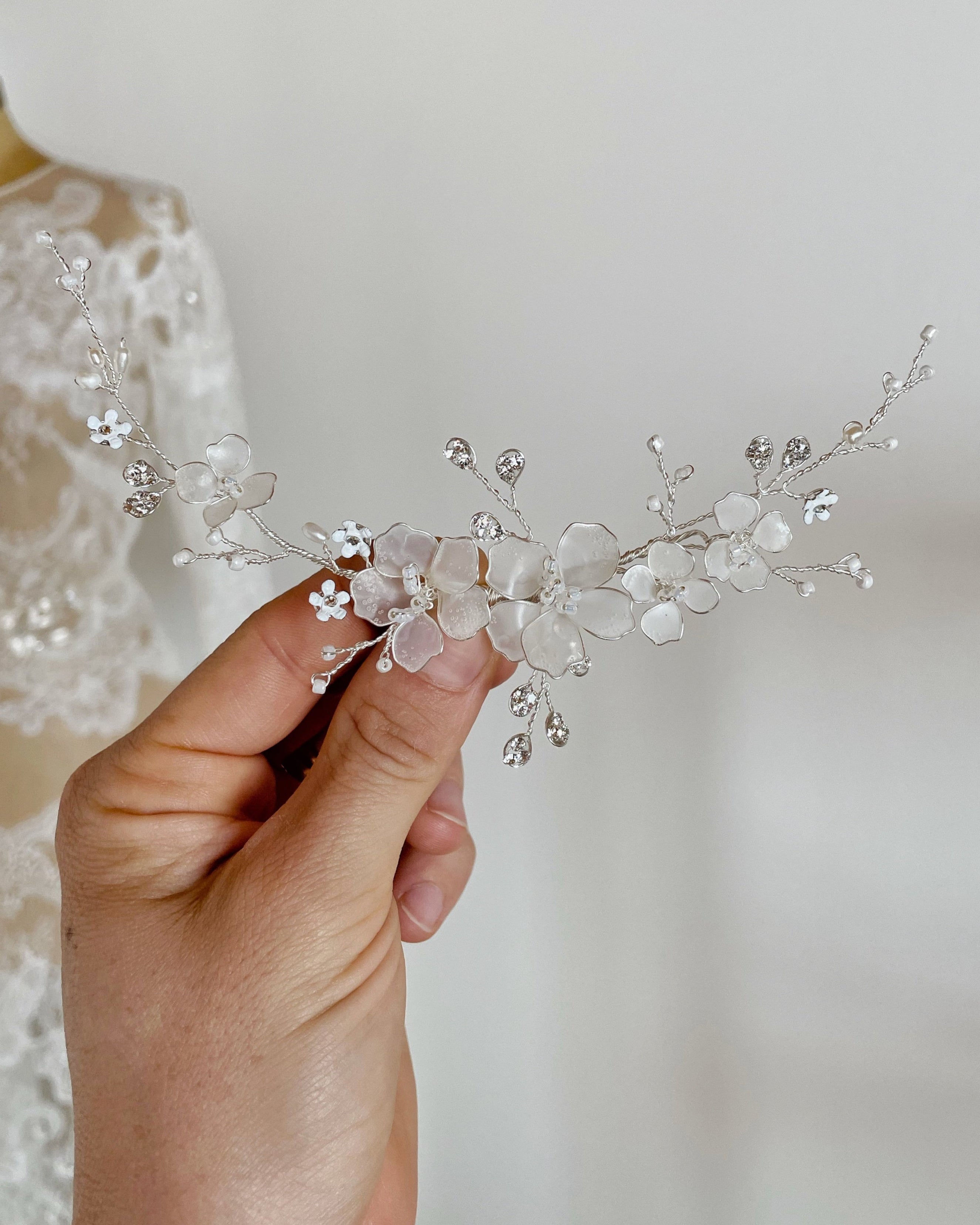 fermaglio fiori di ciliegio in argento e fiori bianchi per semi raccolto sposa elegante