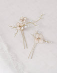 Forcine floreali boho chic con fiori di ciliegio, perfette per spose sognanti.