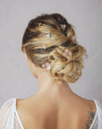 Forcine artigianali da sposa con fiori e cristalli, per un look da sogno.