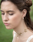 Orecchini pendenti con perle di fiume e oro, un accessorio elegante per il giorno del matrimonio.