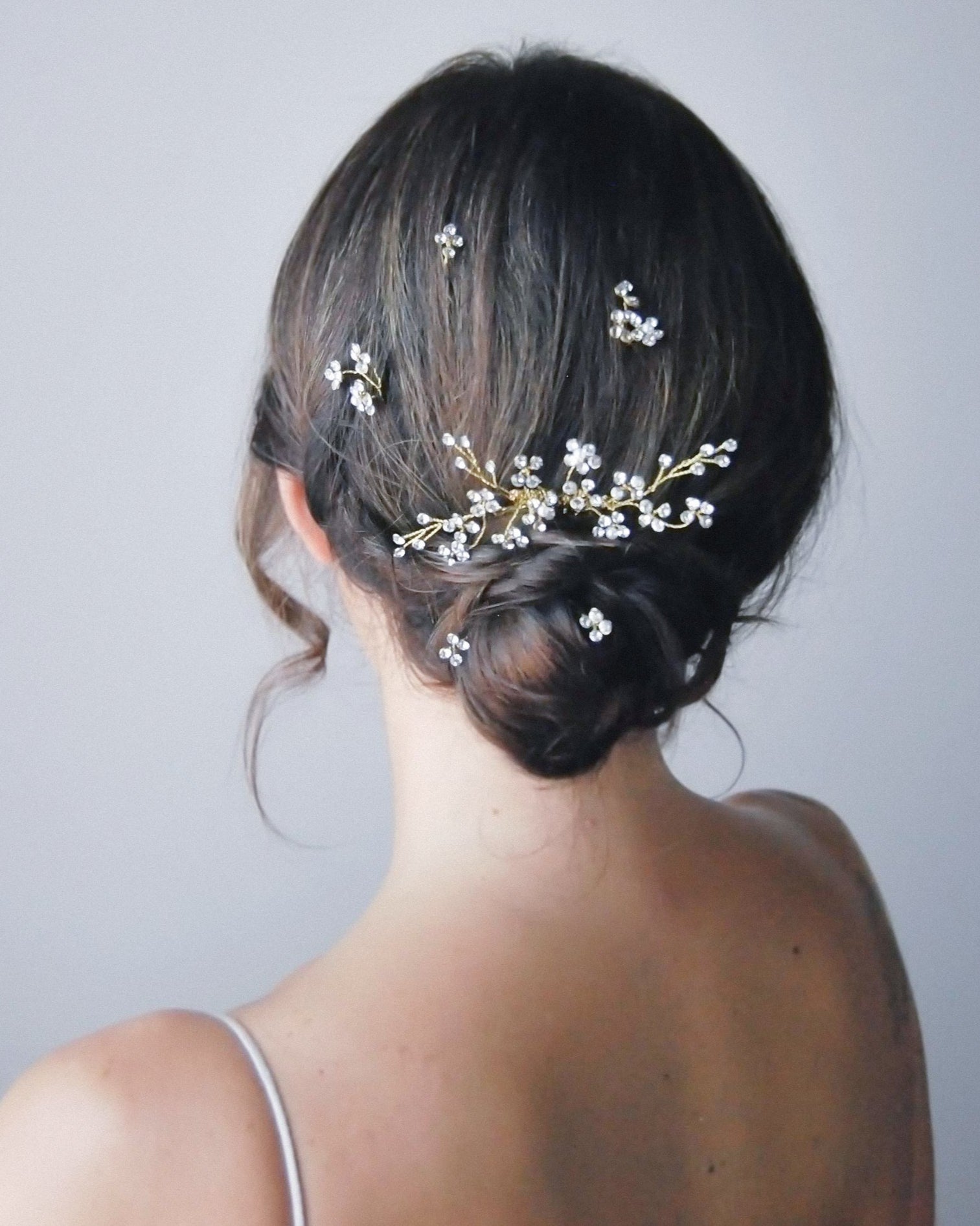 Pettinino artigianale con fiori in cristalli, perfetto per uno stile sobrio e prezioso.