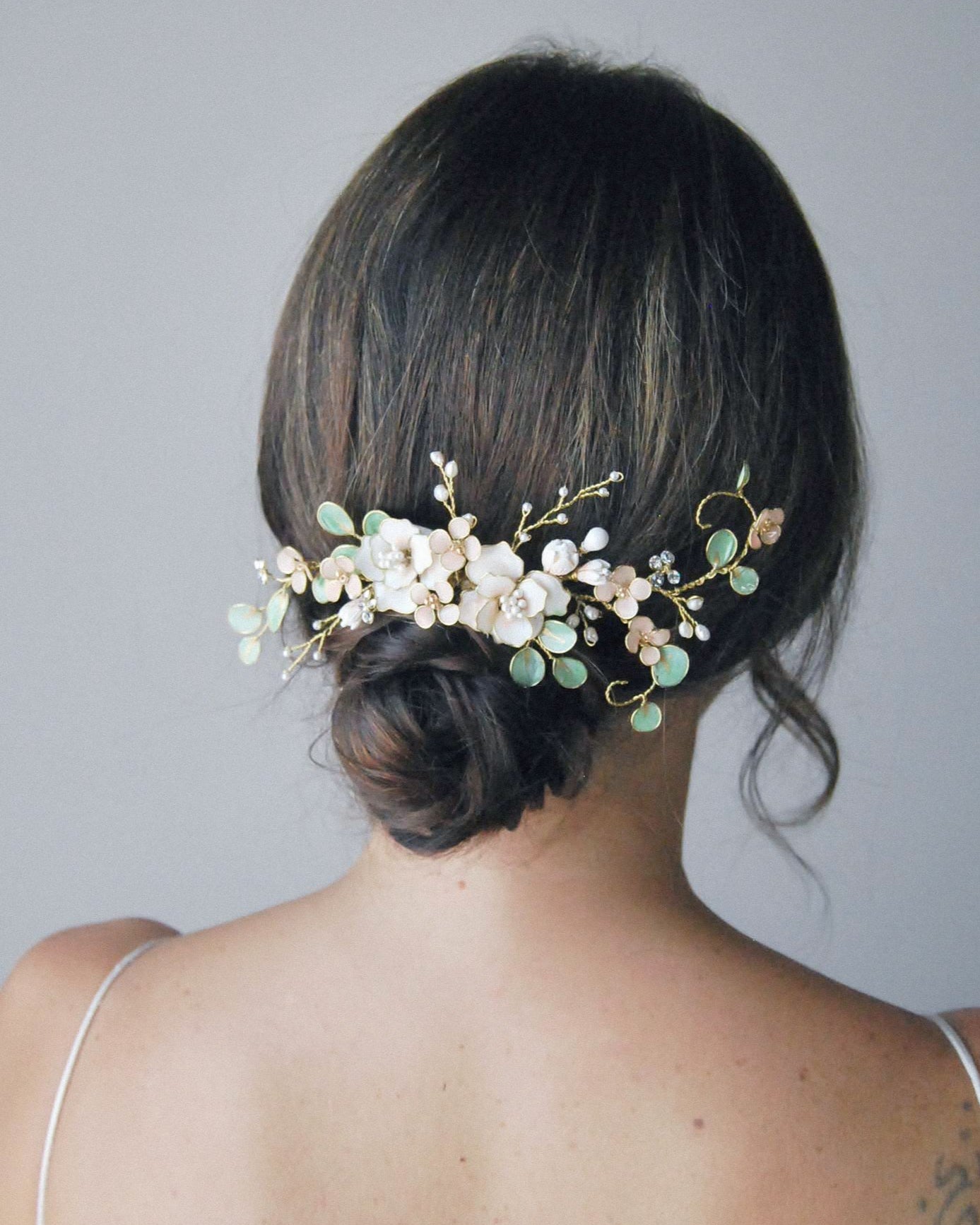 Pettinino floreale con peonie e foglie verdi, per spose romantiche e dallo stile semplice.