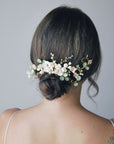 Pettinino floreale con peonie e foglie verdi, per spose romantiche e dallo stile semplice.