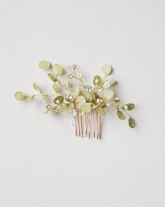 Pettinino sposa con foglie di eucalipto, perfetto per matrimoni in stile greenery e naturale.