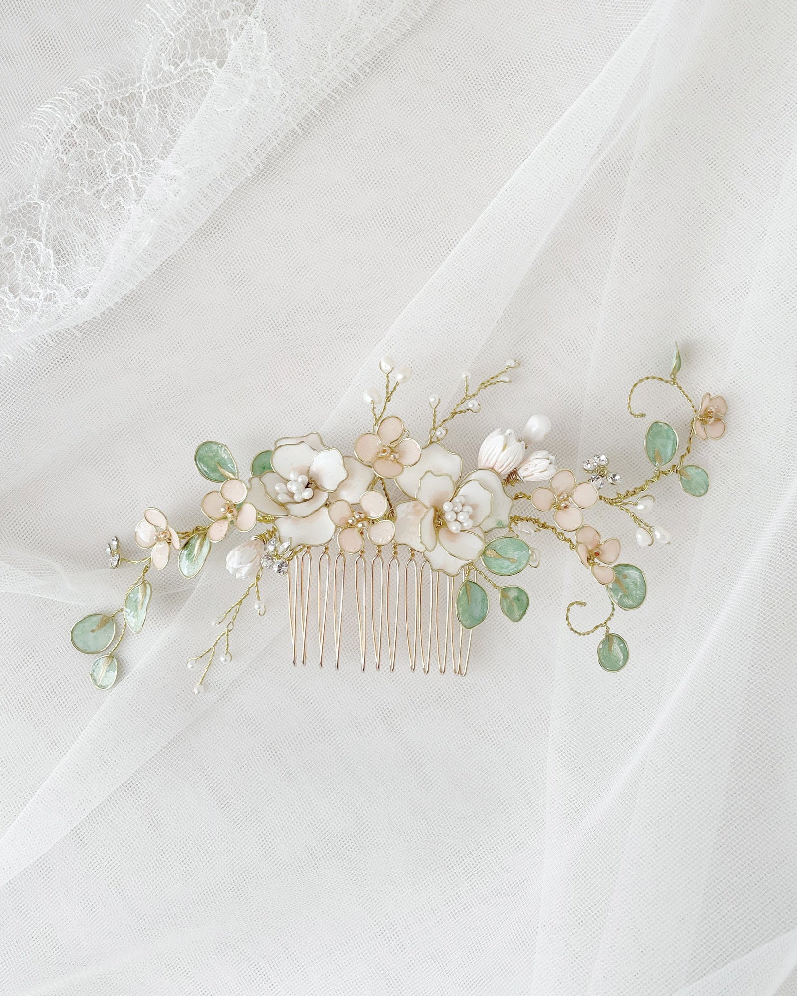 Pettinino sposa con peonie bianche ed eucalipto, perfetto per matrimoni country chic.