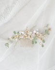 Pettinino sposa con peonie bianche ed eucalipto, perfetto per matrimoni country chic.