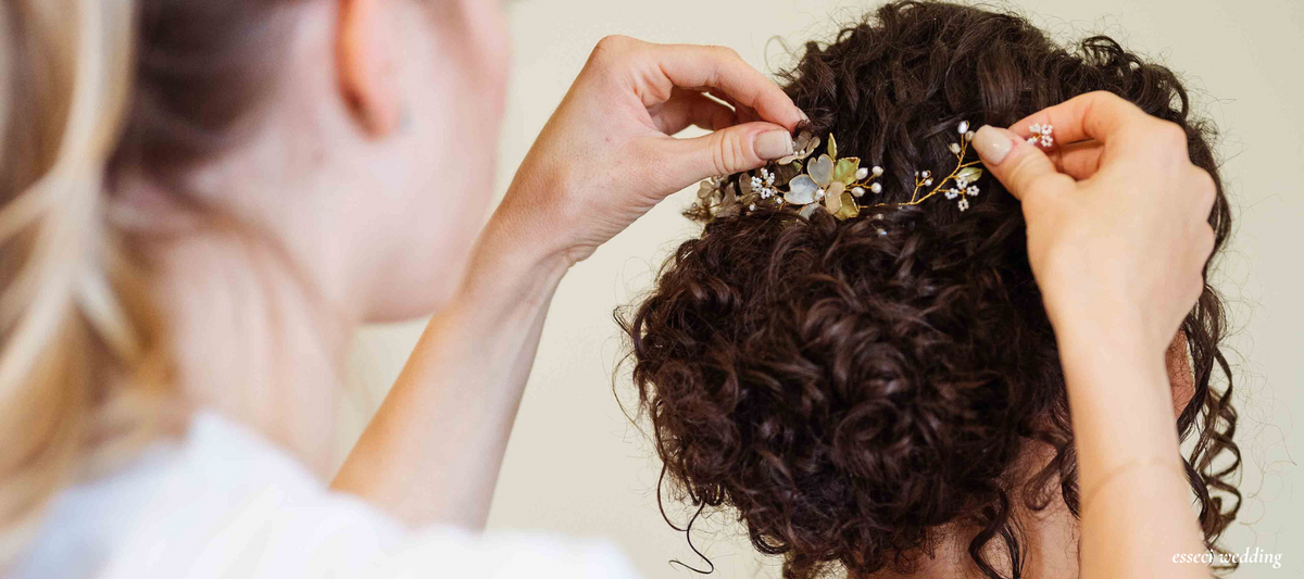 Sposa durante prova acconciatura capelli raccolto elegante e romantico