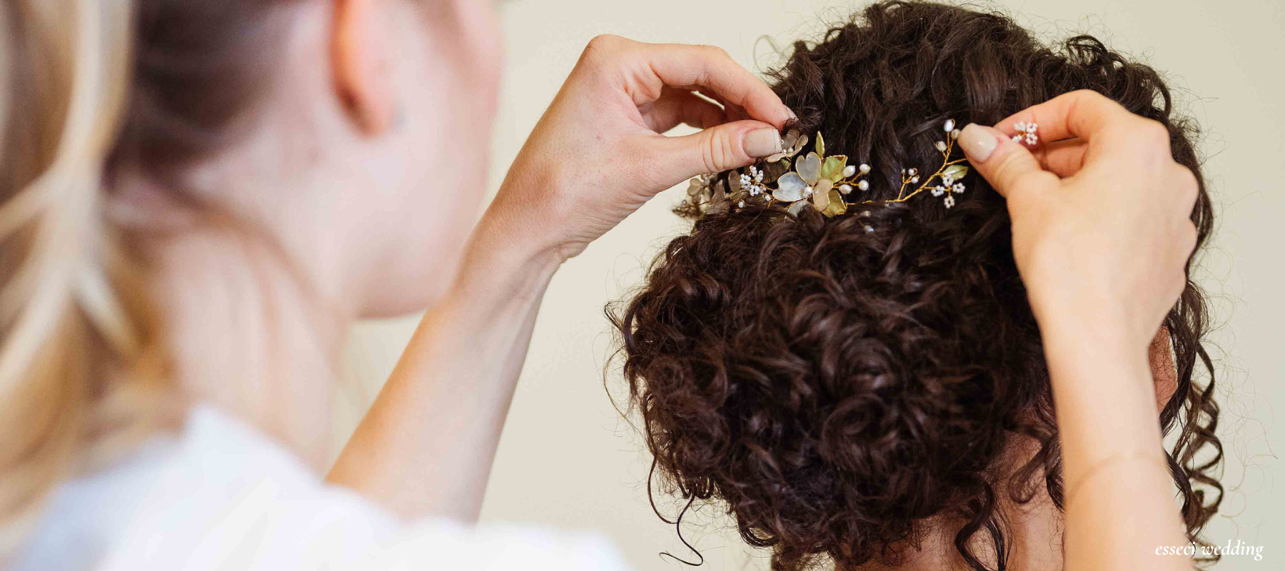 Sposa durante prova acconciatura capelli raccolto elegante e romantico