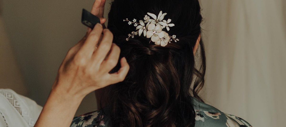 Acconciatura sposa lunga durata con dettagli raffinati e raccolto elegante