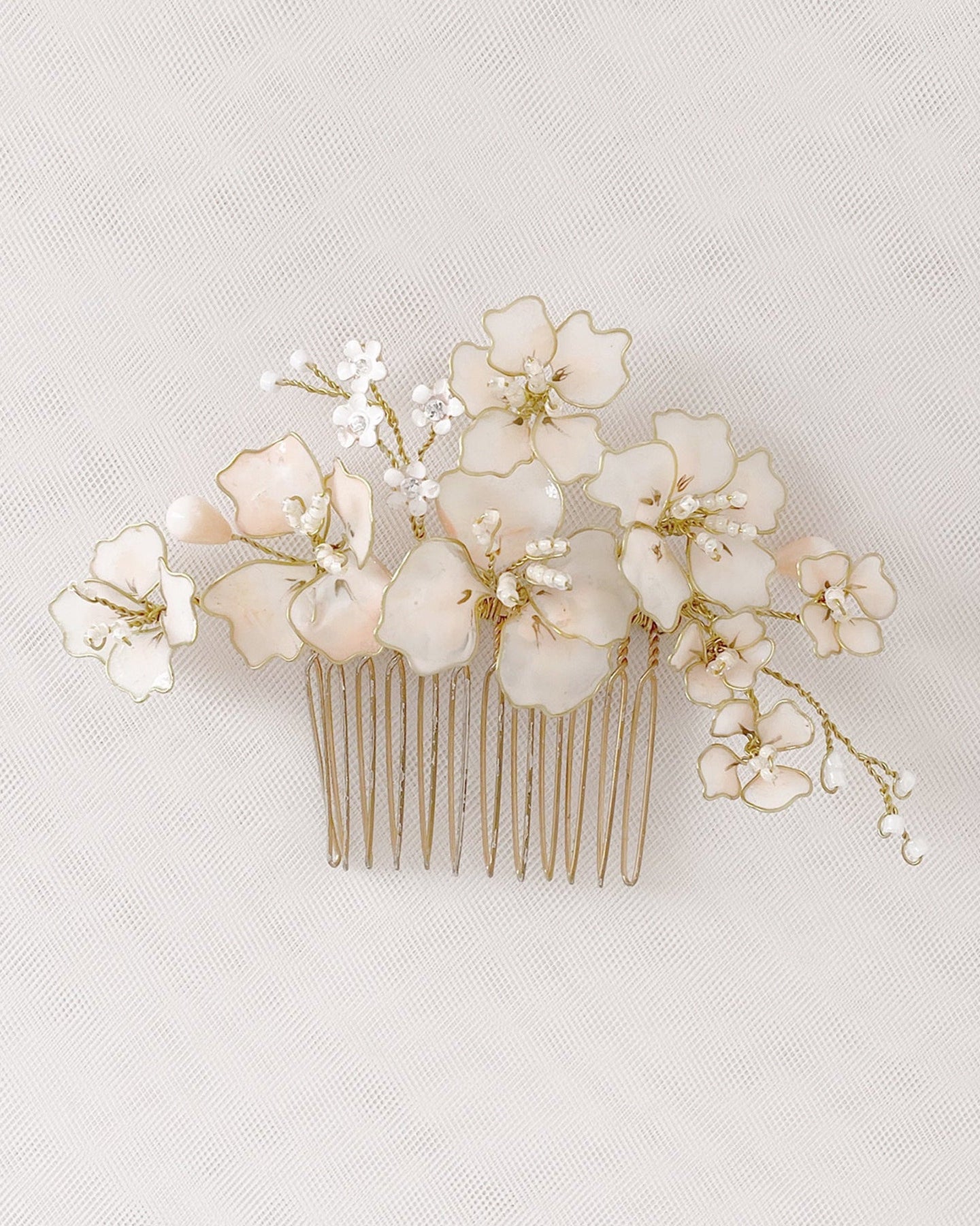 Delicato accessorio artigianale con fiori di ciliegio, ideale per acconciature morbide.