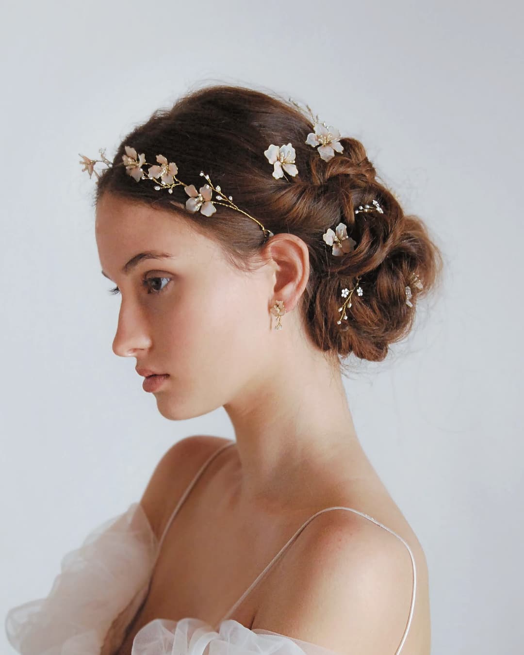 Vista laterale di un raccolto morbido impreziosito dai fiori distribuiti organicamente.