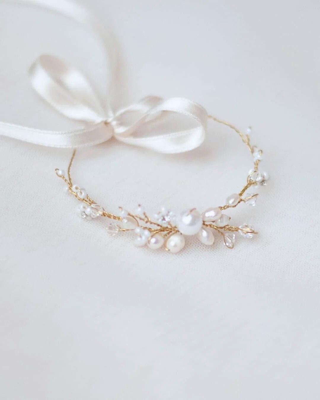 Bracciale sposa Alvea con intreccio artigianale di perle naturali di fiume e cristalli Swarovski luminosi.