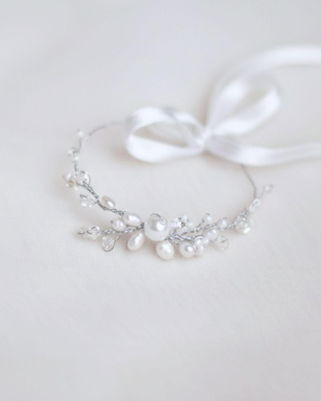 Braccialetto da sposa con perle bianche e cristalli swarovski perfetto per matrimonio elegante 