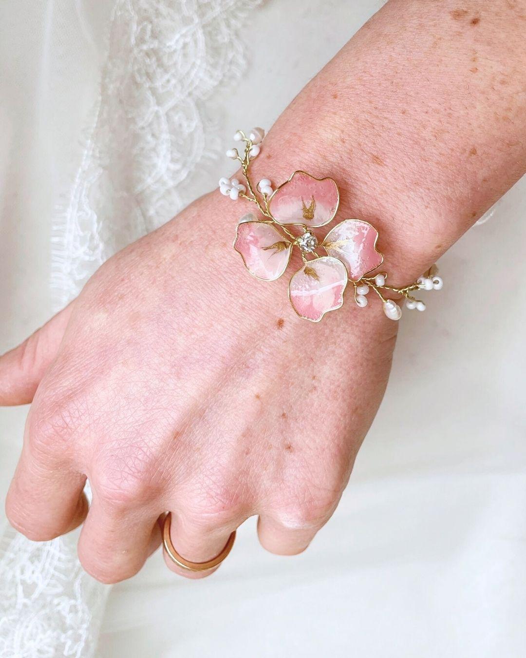 Bracciale con fiore rosa e perline per idea regalo damigella e sposa