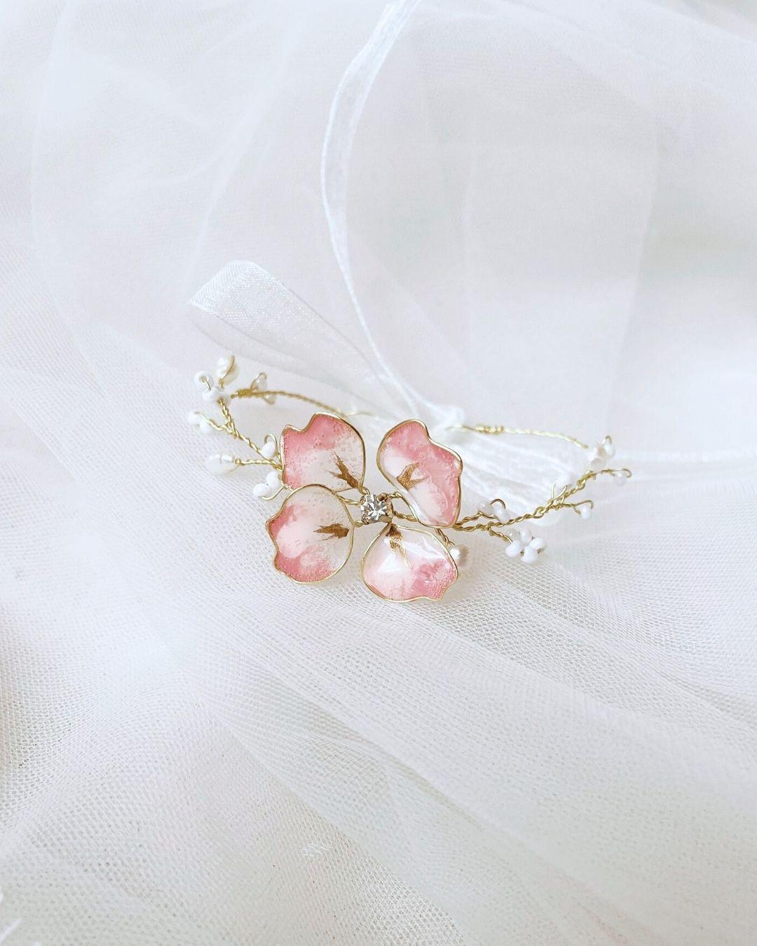 Bracciale con fiore rosa e perline per idea regalo damigella e sposa