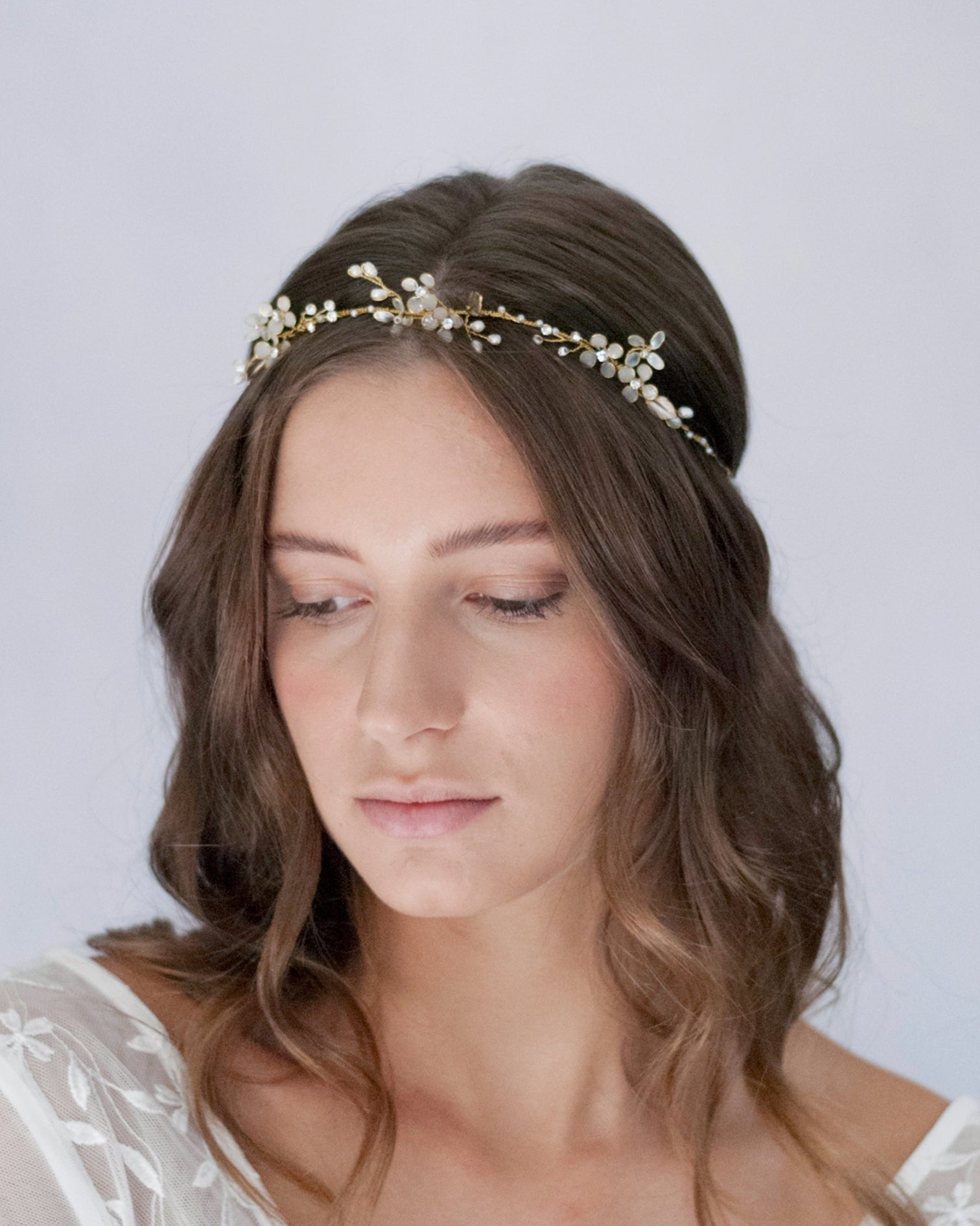 Elegante cerchietto con piccoli fiori argentati, ideale per un'acconciatura delicata.