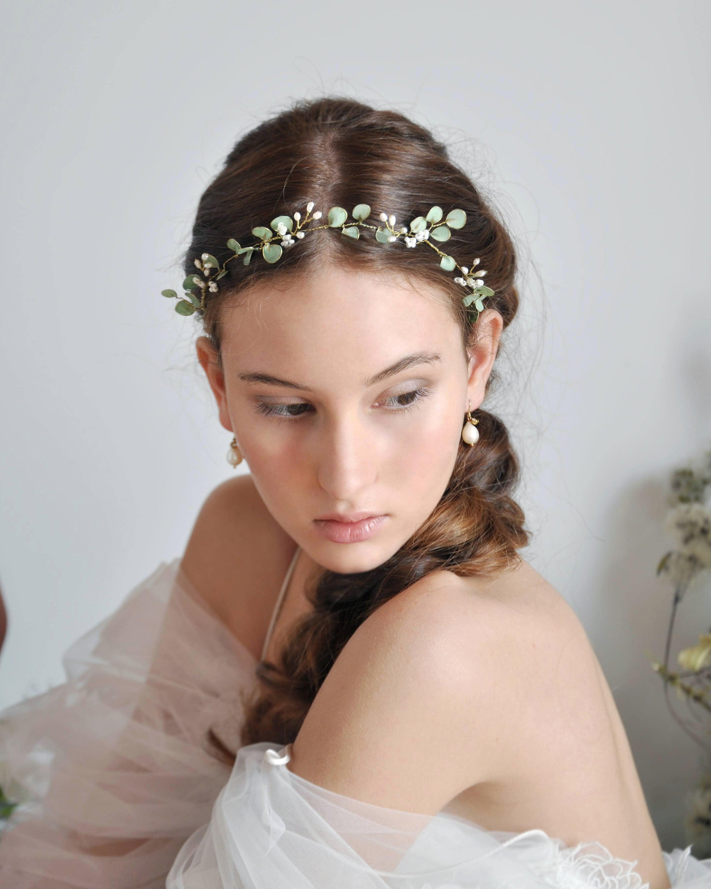 Un accessorio dal fascino naturale con foglie di eucalipto, perfetto per un matrimonio dallo stile botanico.