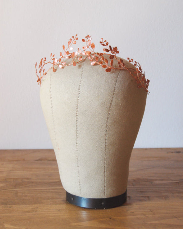 Coroncina realizzata su misura con oro rosa e foglie per sposa unica