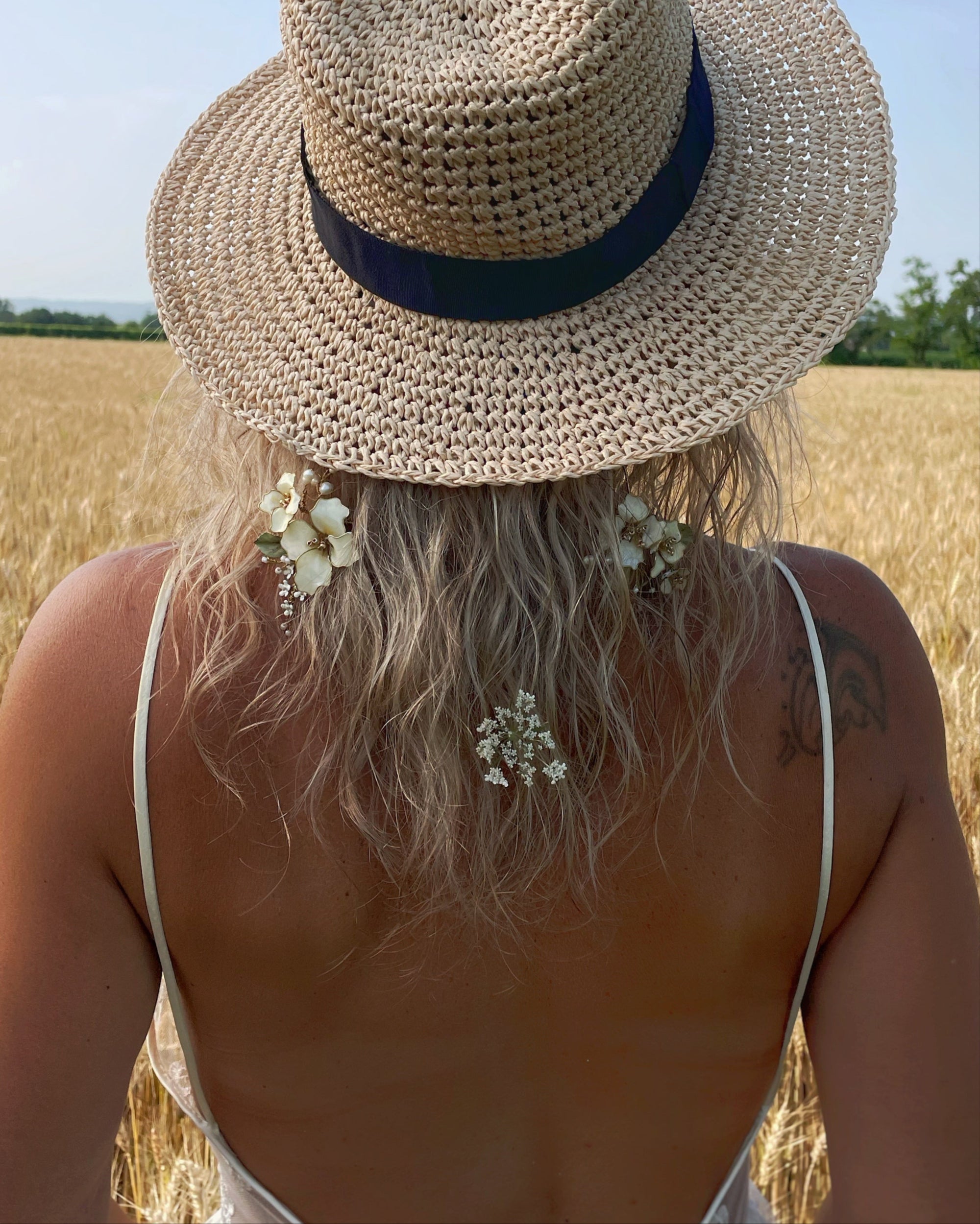 Primo piano di una forcina Fiori di Melo con dettagli floreali raffinati, ideale per un’acconciatura romantica da sposa bohemian.