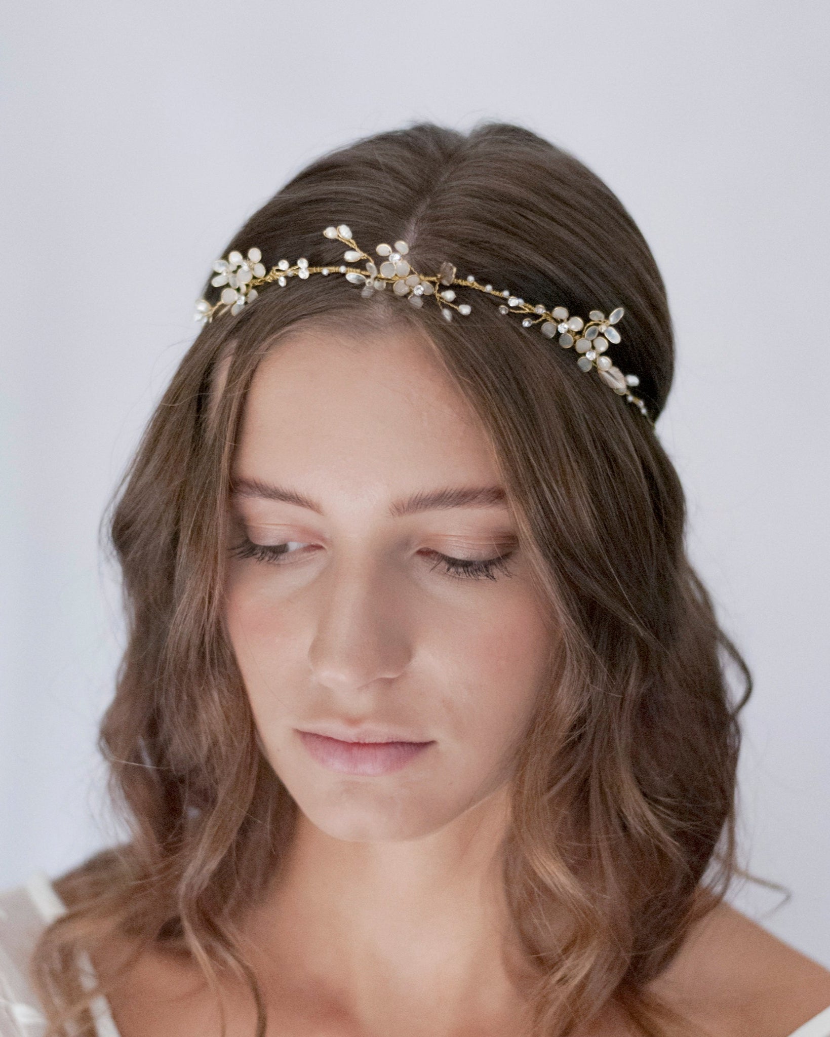 Fascia sottile con dettagli floreali argentati, perfetta per un look etereo e luminoso.