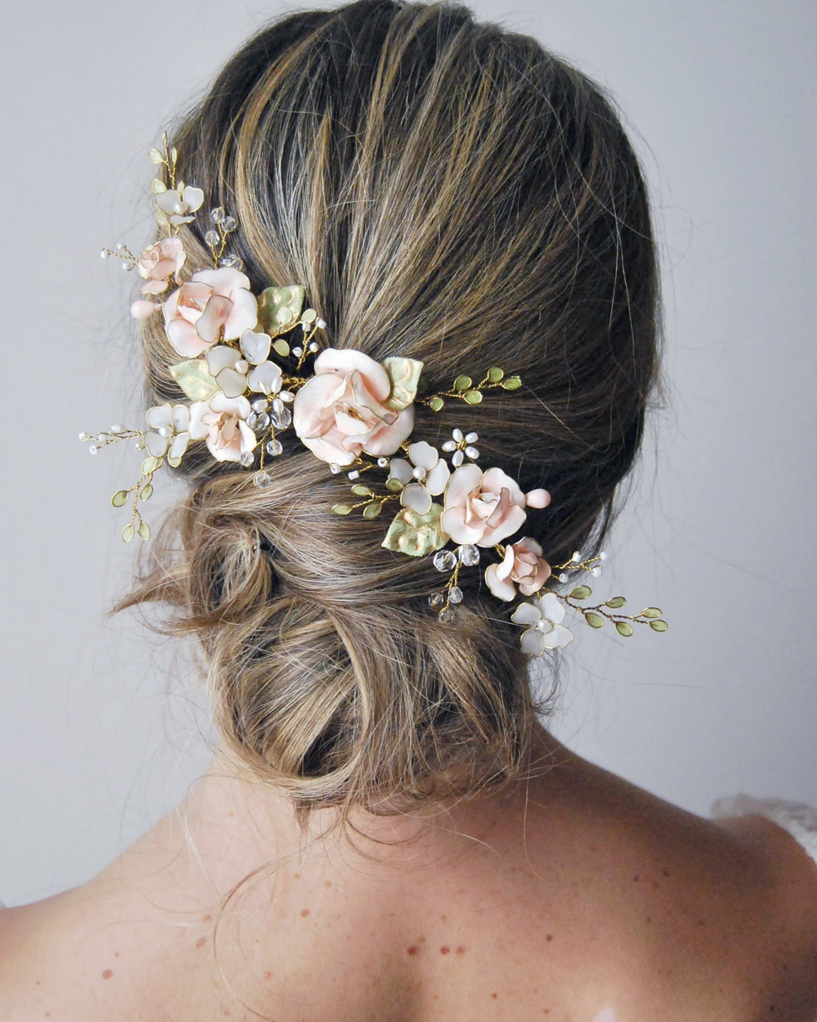 Fermaglio realizzato a mano con dettagli floreali di rose per un look unico.
