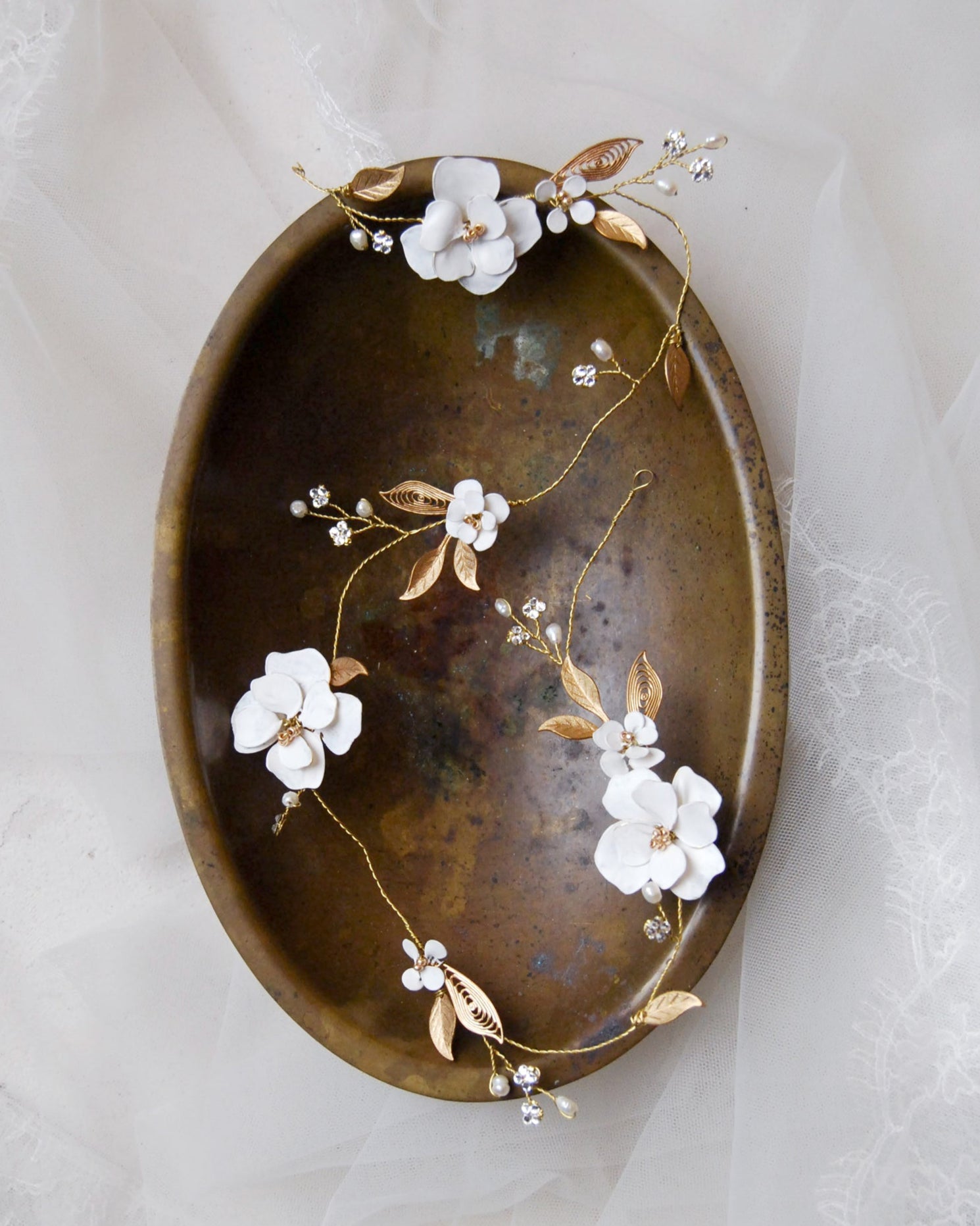 filo gioiello con fiori bianchi e cristalli adatto ad acconciature moderne e romantiche