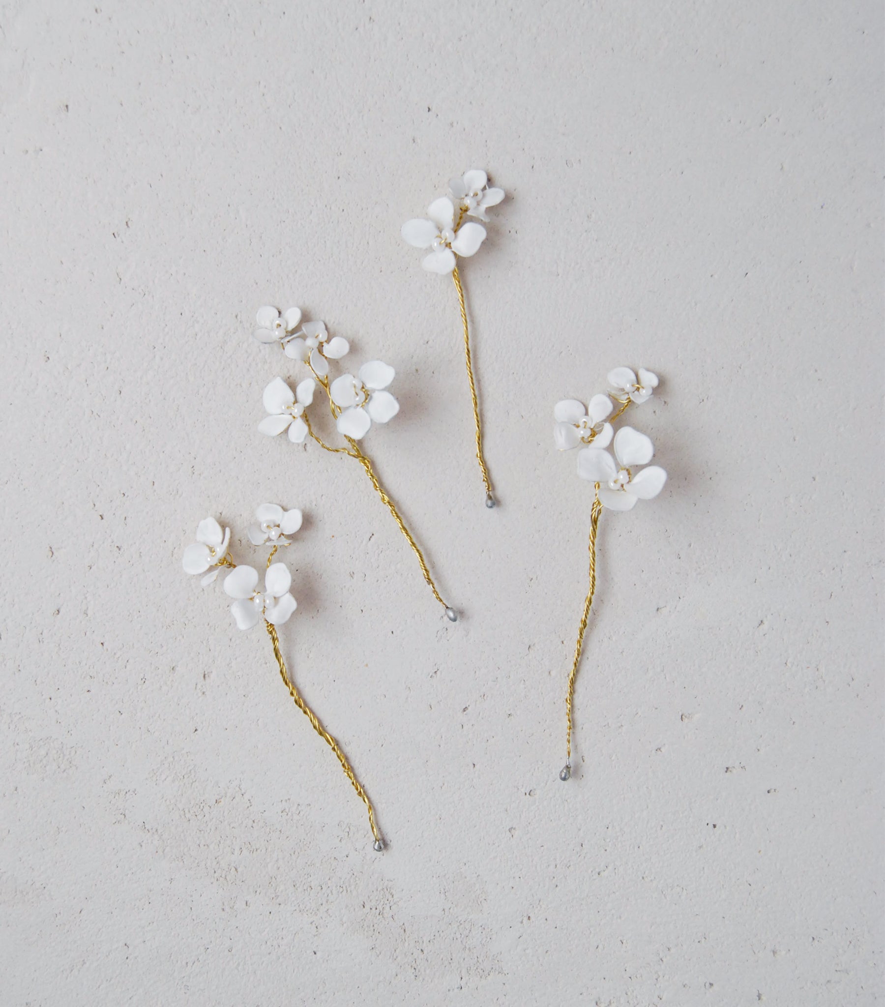 Forcine Biancospino Petite per capelli da sposa con fiorellini bianchi dal tocco delicato e romantico.