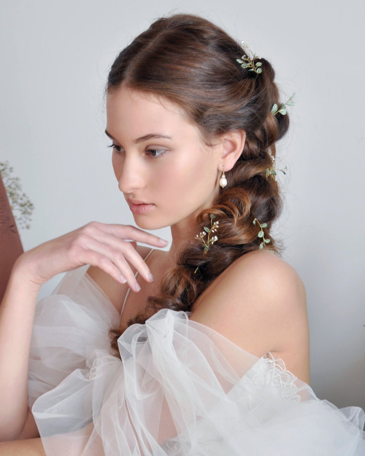 Forcine dal design delicato con foglie d’eucalipto, perfette per una sposa eterea.