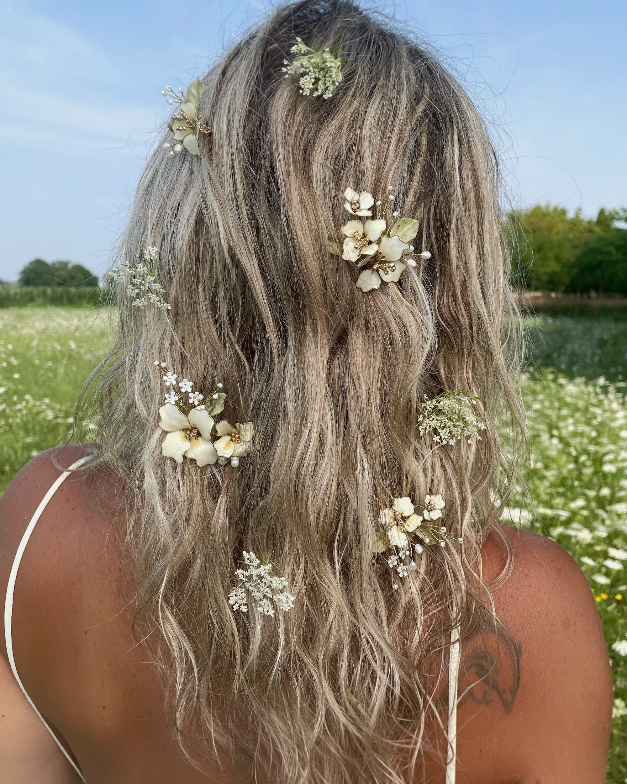 Set di quattro forcine Fiori di Melo artigianali, perfette per la sposa bohemian, leggere e delicate tra i capelli.