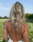 Forcine Fiori di Melo posizionate tra i capelli di una sposa bohemian, creando un effetto armonioso e poetico.