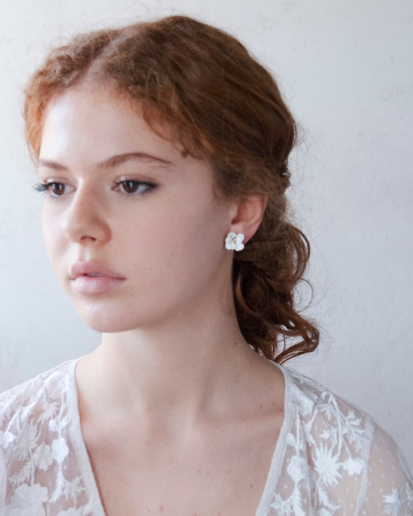 Raffinati orecchini a lobo con peonia bianca satinata, ideali per look eleganti e femminili.