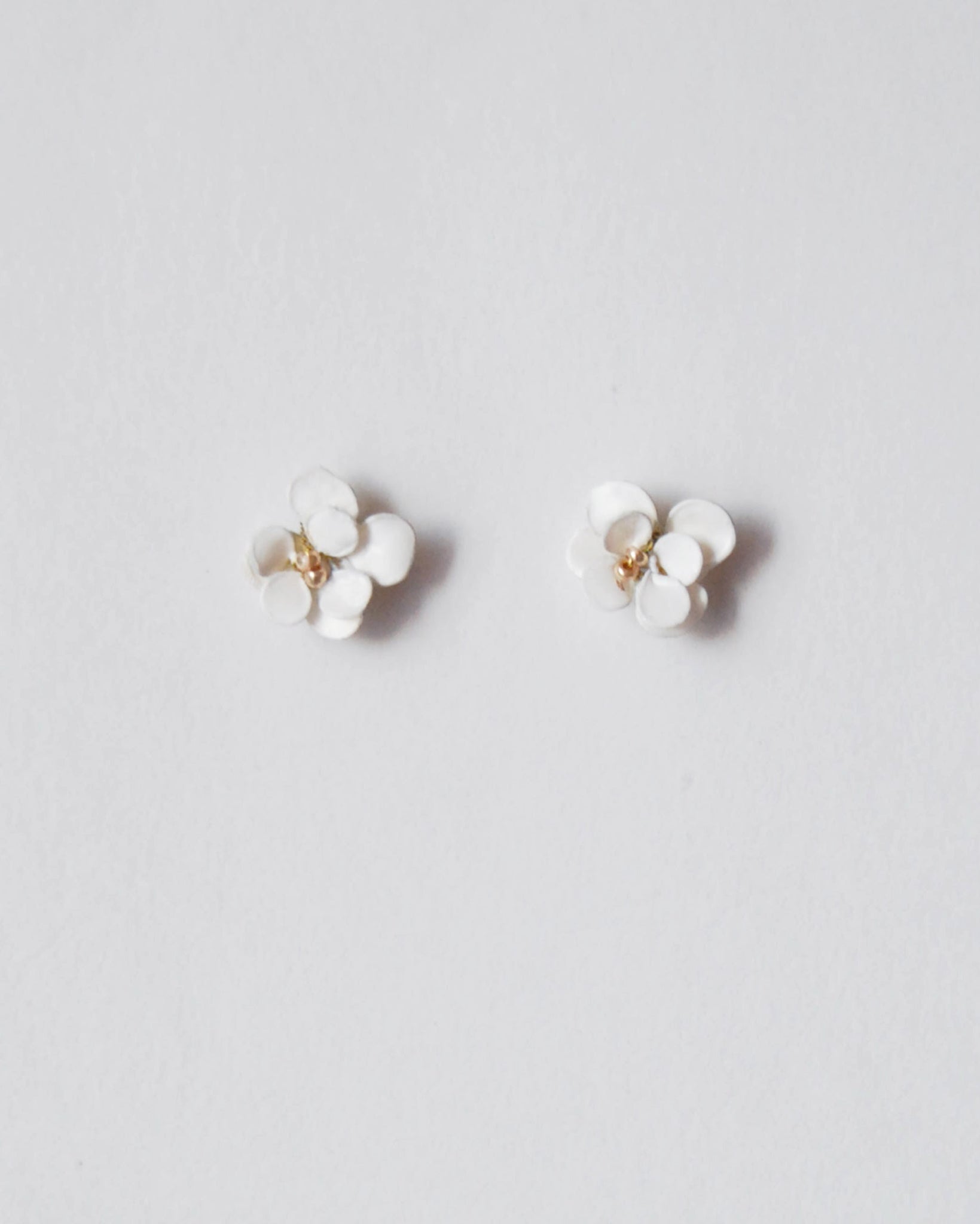 Eleganti orecchini a lobo con fiori di peonia bianca, perfetti per matrimoni e occasioni speciali.