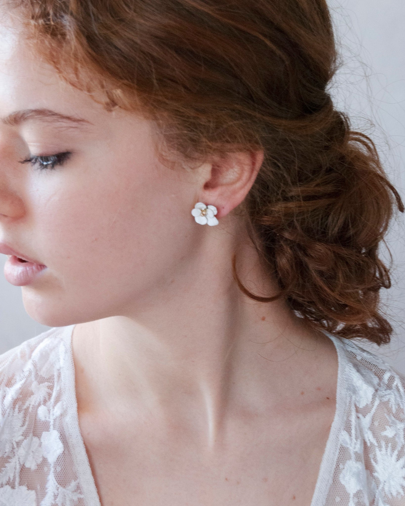 Orecchini floreali con peonia bianca, un accessorio sofisticato per il giorno del matrimonio.