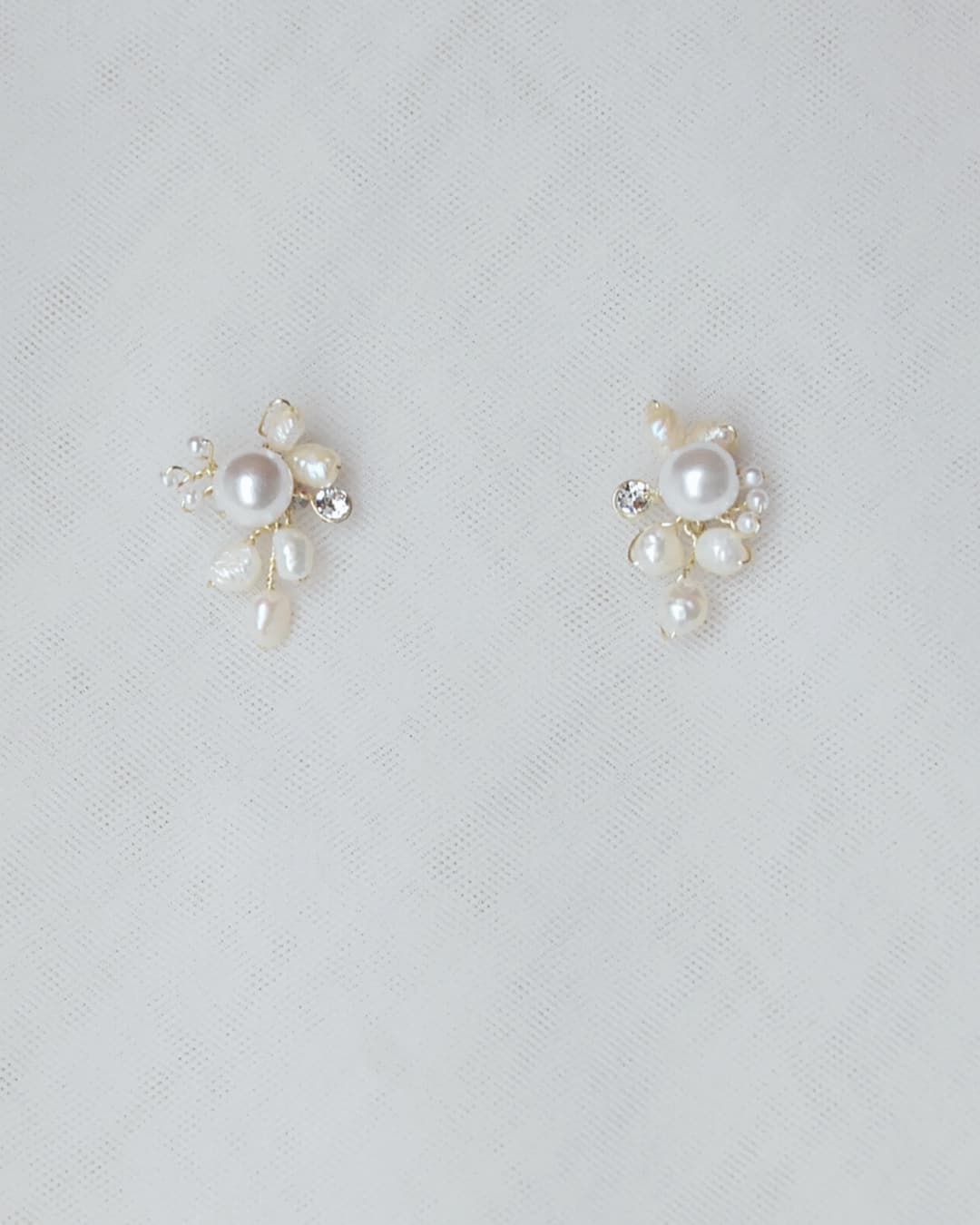 Coppia orecchini Nuage artigianali con perle e Swarovski in finitura argento