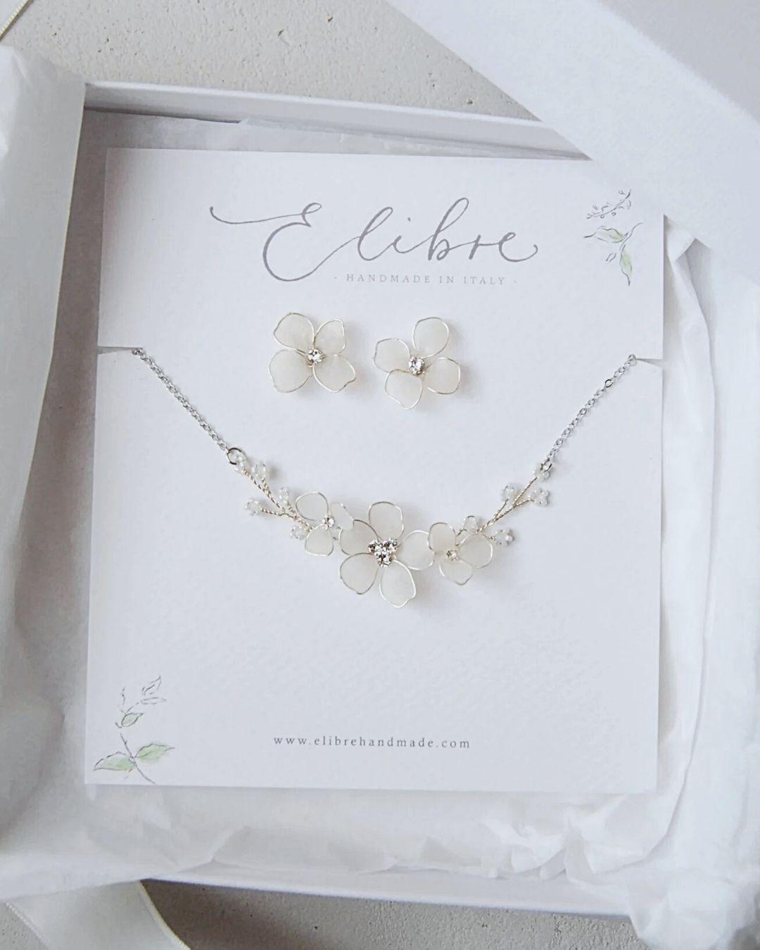 Set collana e orecchini delicati con cristalli Swarovski.