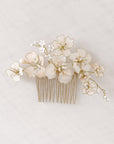 Pettine per capelli sposa artigianale con fiori di ciliegio, ideale per acconciature raccolte.