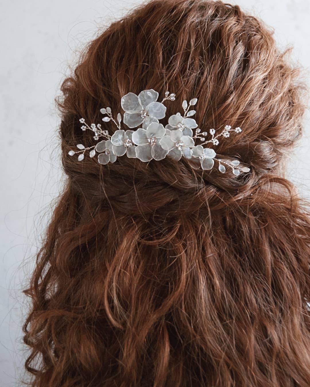 Frostalia: pettine modellabile per sposa ideale per raccolti eleganti e luminosi.