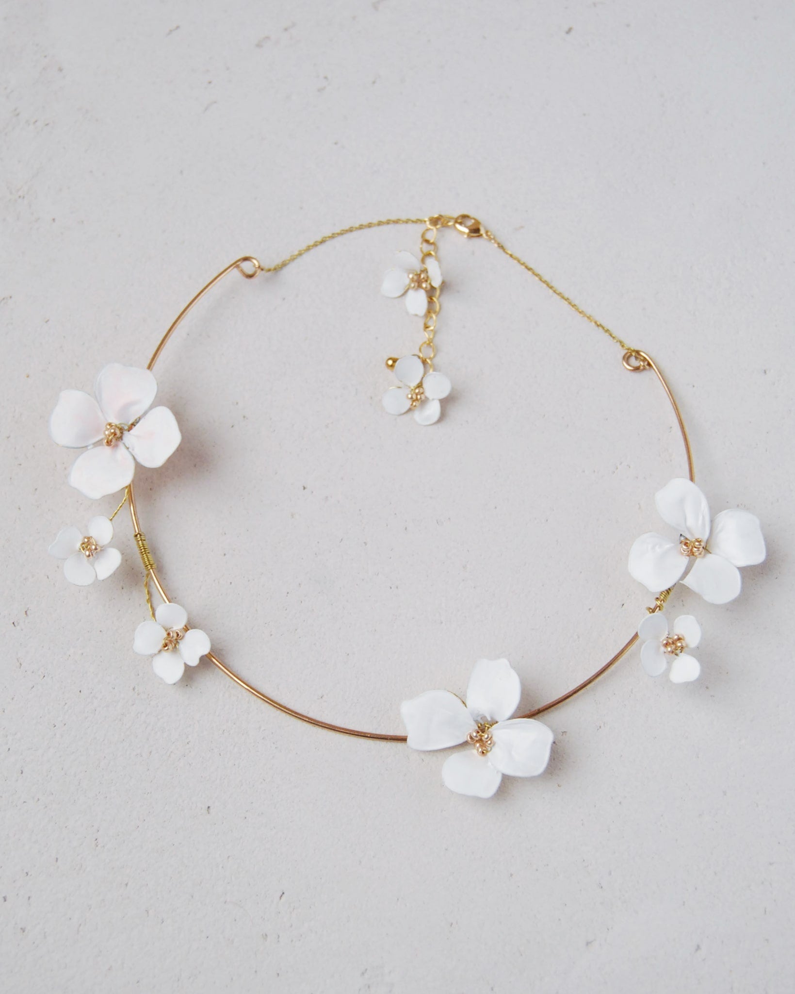 Set coordinato da sposa con collana e orecchini a fiori bianchi, perfetto per aggiungere un tocco di classe e femminilità.