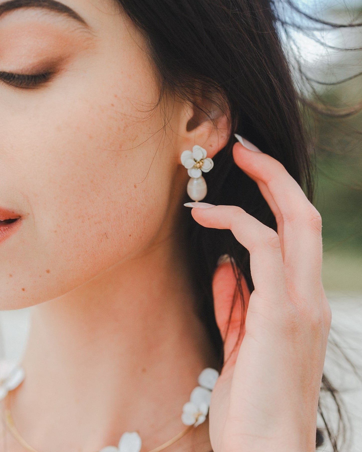 Set di collana e orecchini con fiori bianchi per sposa, accessorio perfetto per un matrimonio elegante e femminile.