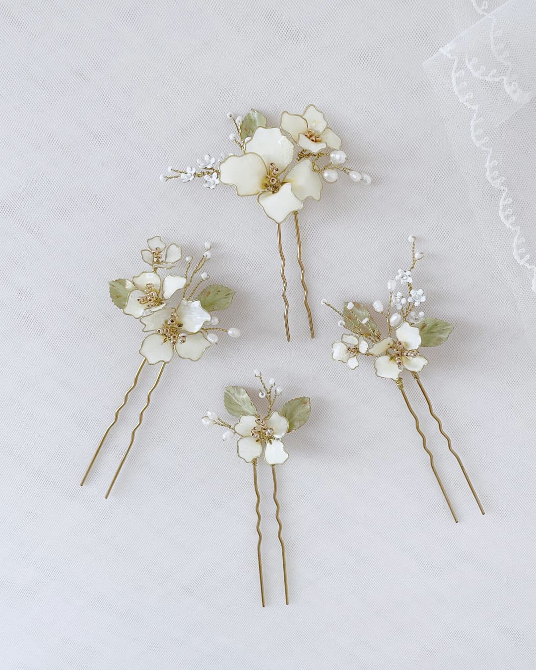 Set da 4 forcine con fiori bianchi artigianali, per un'acconciatura delicata.