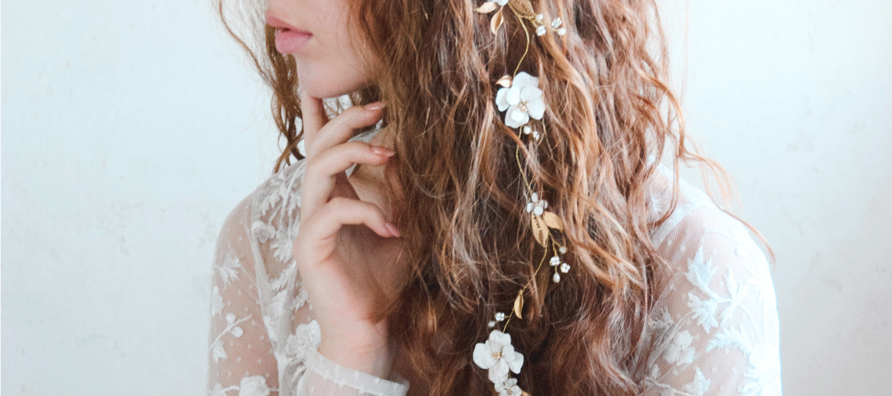 Tralcio gioiello con fiori bianchi e oro per capelli sposa raccolti o sciolti.